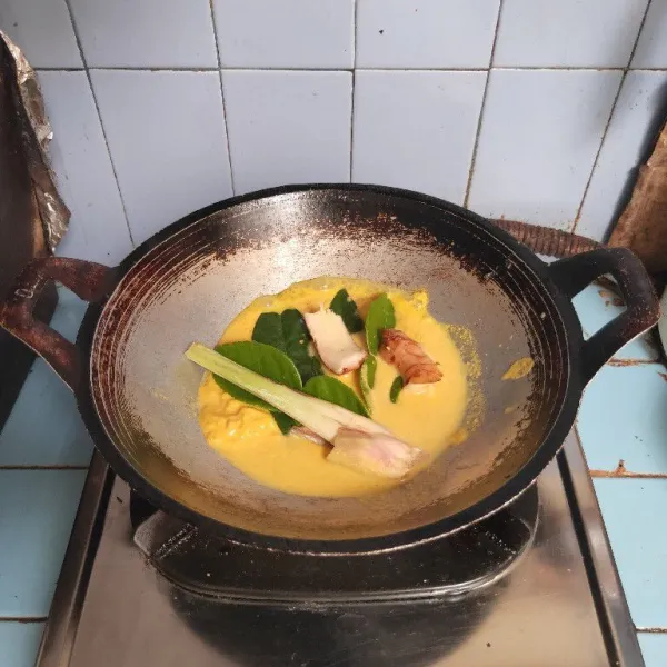 Tambahkan serai, daun jeruk, daun salam dan lengkuas.