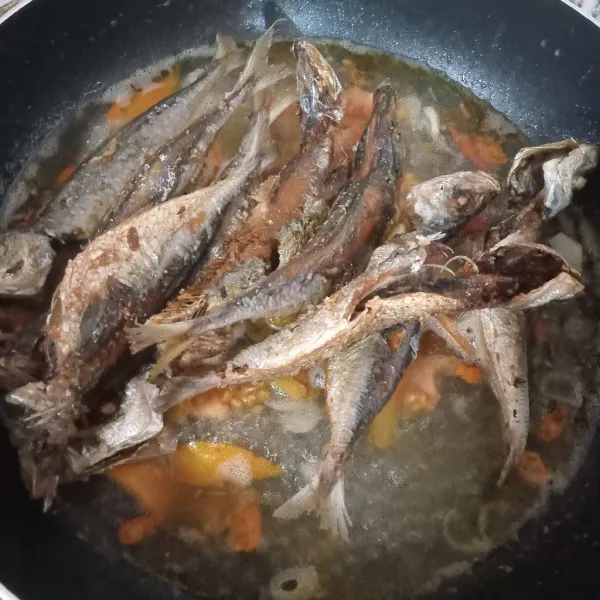Masukkan ikan pindang