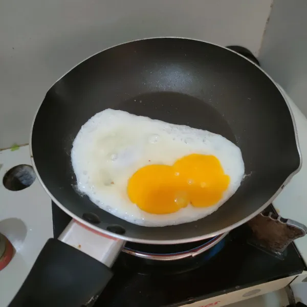 Ceplok telur tanpa minyak menggunakan pan anti lengket.
