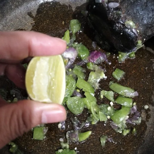 Beri perasan jeruk nipis. Aduk rata.
