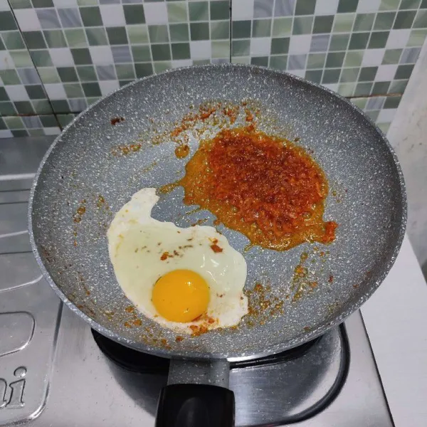 Sisihkan bumbu ke pinggir wajan, kemudian masukkan telur, buat orak-arik.
