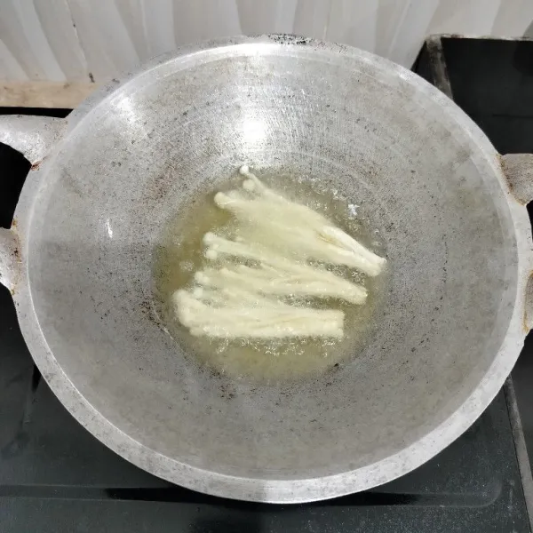Setelah itu langsung goreng dalam minyak panas hingga matang krispi. Angkat dan tiriskan.