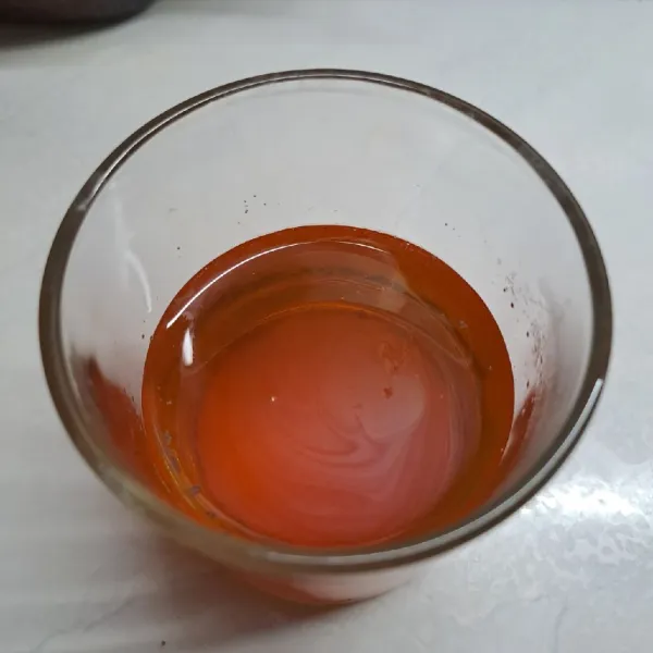 Ambil gelas saji, tuang dan saring air rebusan teh ½ tinggi gelas.
