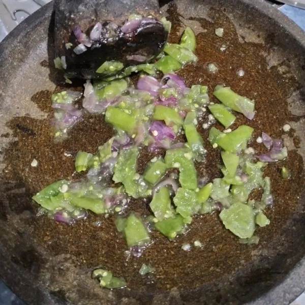 Ulek bersama garam dan kaldu jamur.