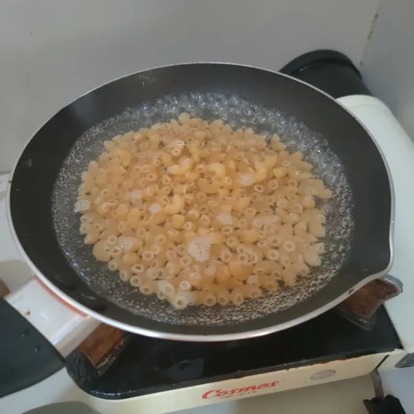 Rebus macaroni dengan air.
