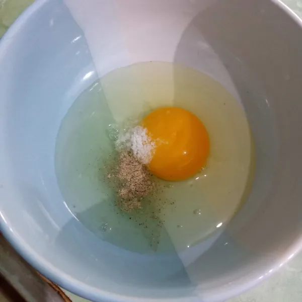 Kocok lepas telur, lada dan garam.
