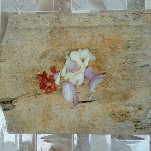 Iris bawang merah, bawang putih dan cabe rawit.