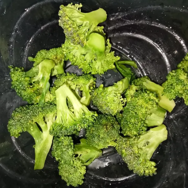 Potong brokoli terlebih dahulu kemudian cuci bersih.