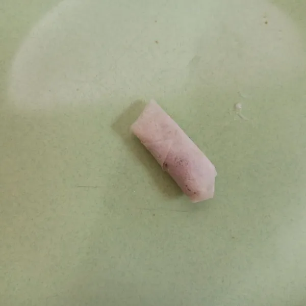 Lipat berbentuk amplop, kemudian olesi dengan bahan perekat lalu gulung.