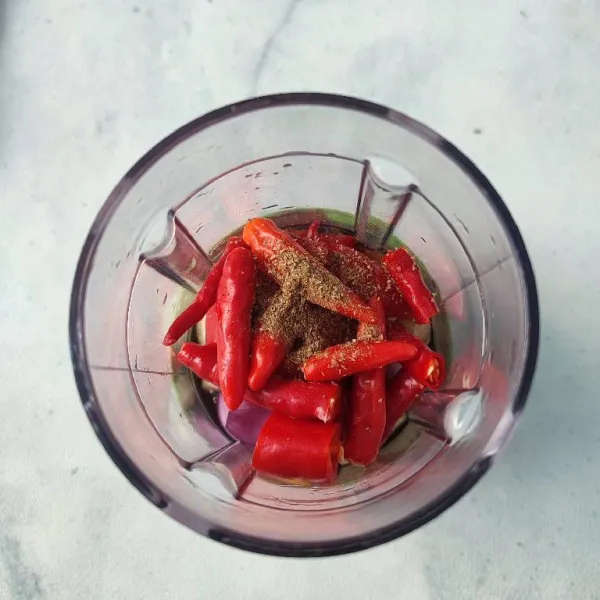 Blender bumbu yang dihaluskan dengan sedikit air. Kemudian tumis hingga air menyusut.