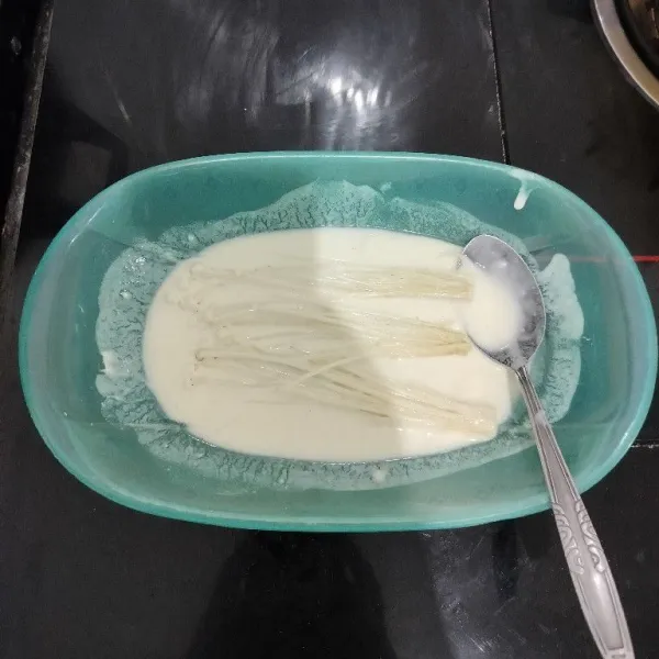 Kemudian celupkan jamur ke dalam adonan.