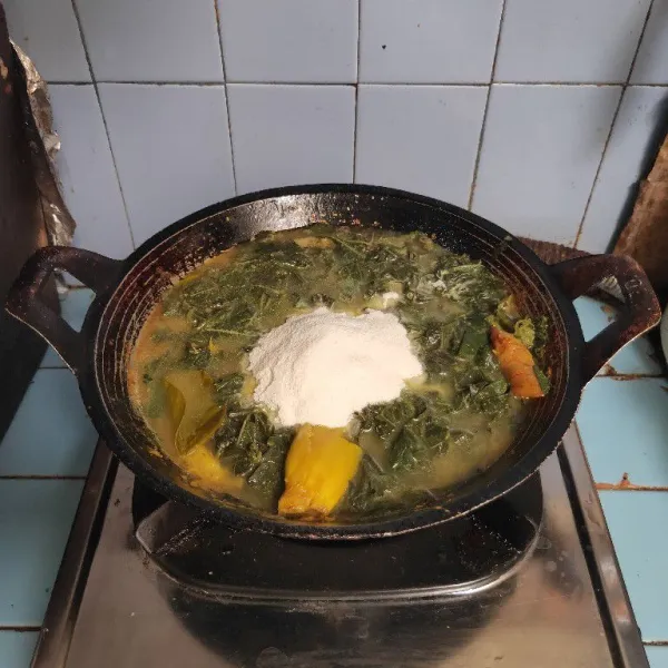 Tambahkan bubuk krimer, garam, kaldu bubuk, gula pasir dan lada, aduk rata.