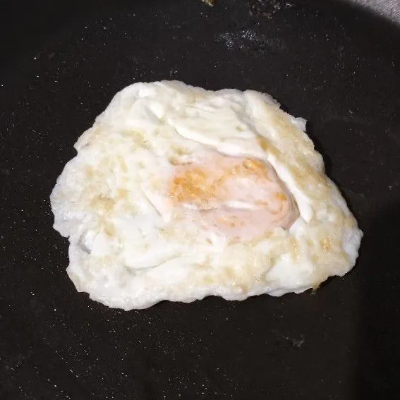 Di atas wajan buat telur mata sapi.