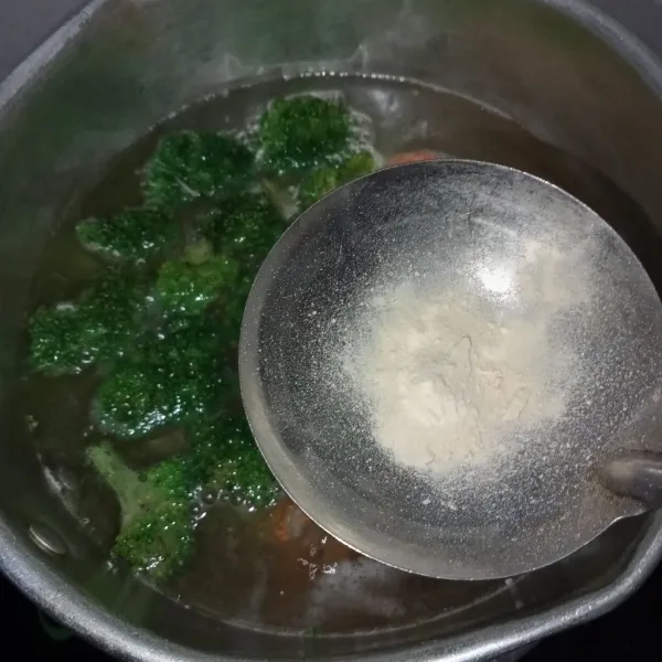 Tambahkan bawang putih bubuk dan lada aduk rata.