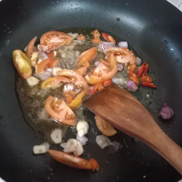 Tumis bumbu sampai matang dan harum
