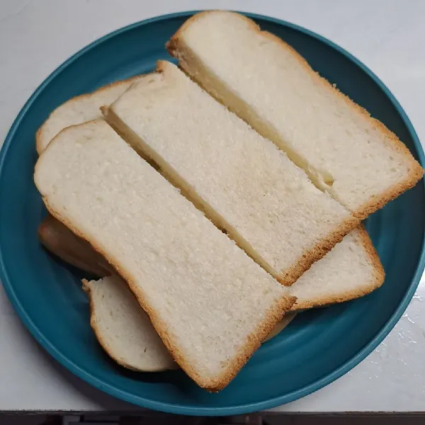 Potong 3 bagian tiap lembar roti tawar.