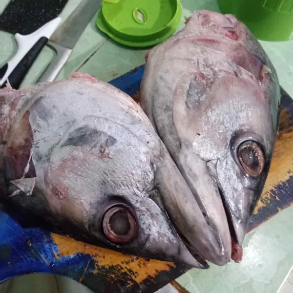 Cuci kepala ikan, belah dua.