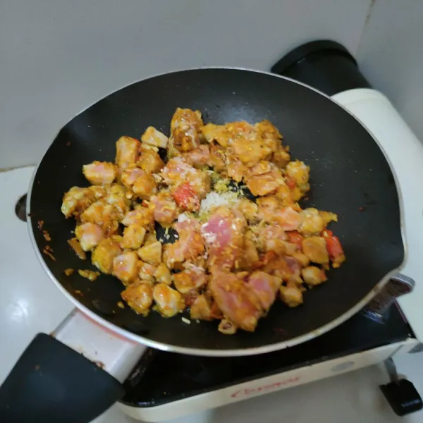 Masukan ikan tuna, tambahkan air, bumbui dengan garam, kaldu jamur dan gula pasir.