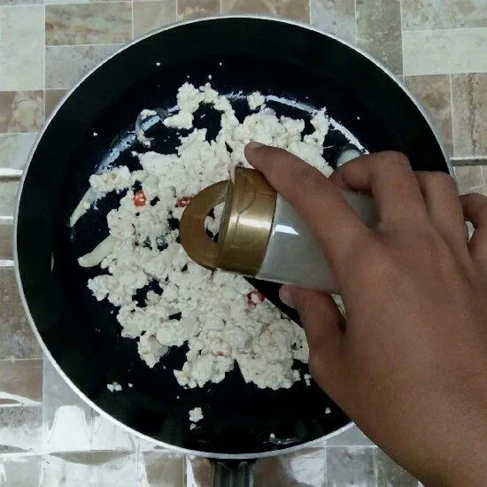 Masukkan lada bubuk dan penyedap rasa. Koreksi rasa. Siap disajikan!