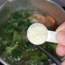 Tambahkan gula garam dan kaldu jamur.