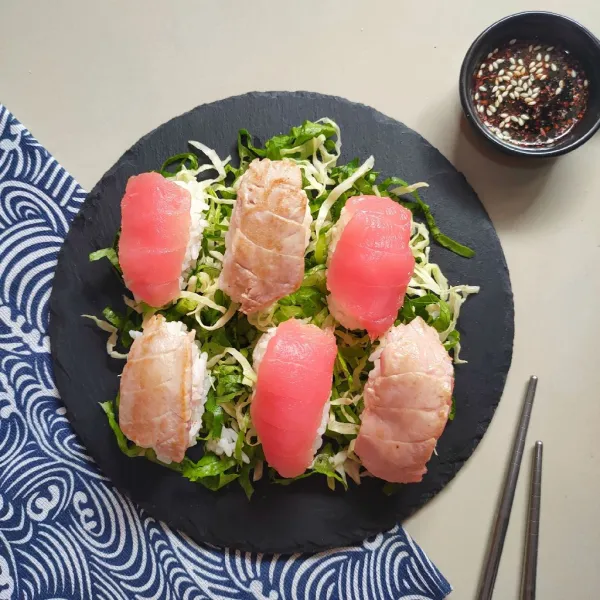 Sajikan nigiri sushi dengan bahan pelengkap lainnya.
