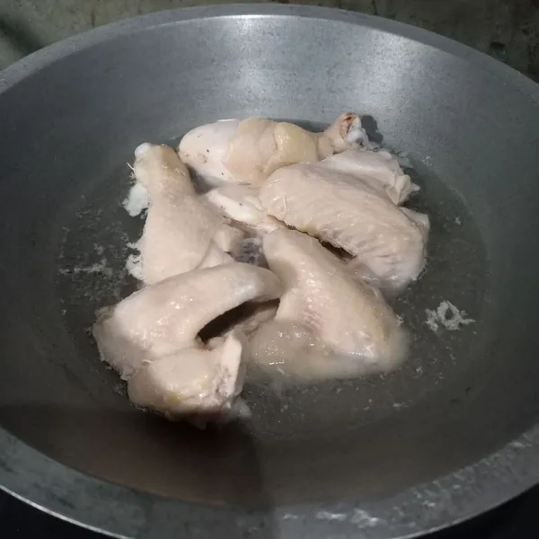Cuci ayam sampai bersih, kemudian rebus sebentar dan buang airnya.