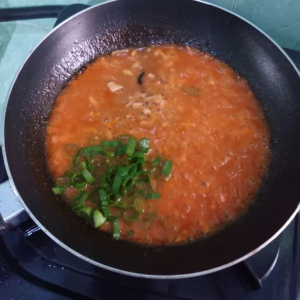 Masukkan daun bawang, masak hingga matang. Sajikan jamur dengan siraman saus.