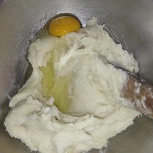 Lalu pindahkan adonan yang tadi sudah dimasak, tambahkan telur dan minyak goreng, aduk rata.