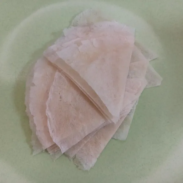 Potong kulit lumpia masing-masing menjadi 6 bagian.
