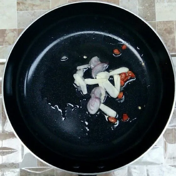 Tumis bawang merah, bawang putih dan cabe rawit hingga harum.