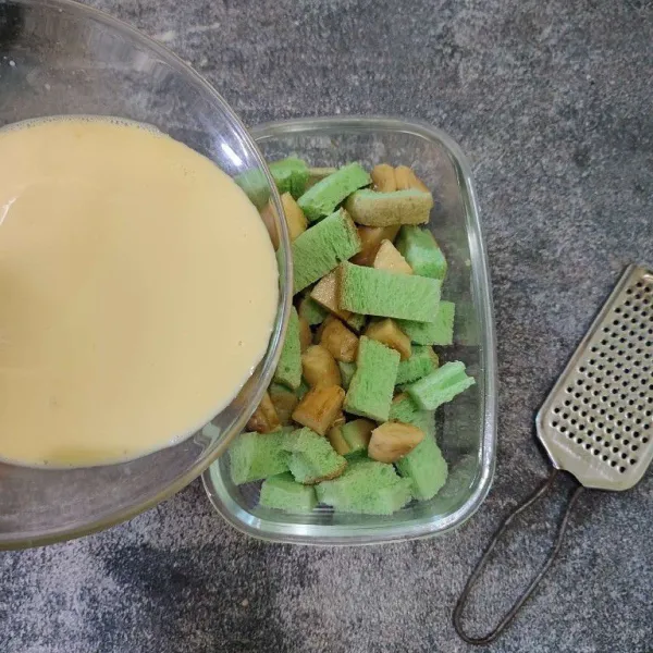 Setelah itu tuang campuran telur.