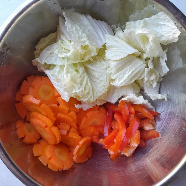 Potong-potong wortel, sawi putih, dan paprika. Cuci hingga bersih, sisihkan.
