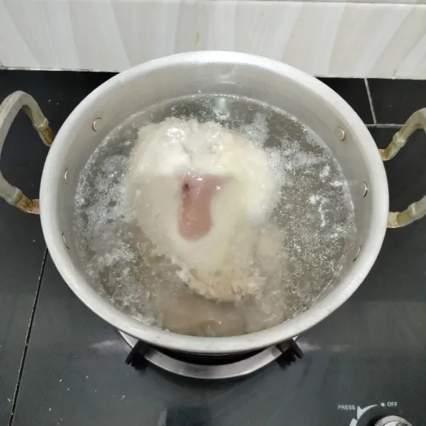 Cuci bersih ayam, lalu rebus dengan air hingga matang. Tiriskan ayam dan sisihkan air kaldu rebusannya.