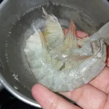 Rebus air hingga mendidih kemudian masukkan udang kemudian masukkan brokoli.
