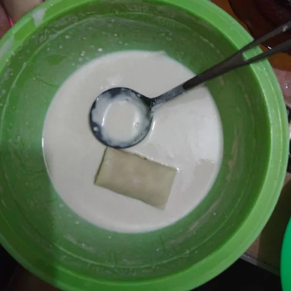 Celupkan risol kedalam adonan tepung terigu encer.