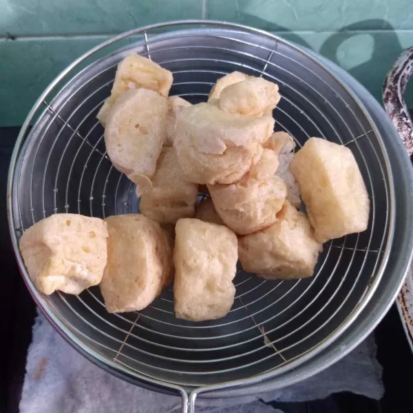 Goreng tahu hingga berkulit.