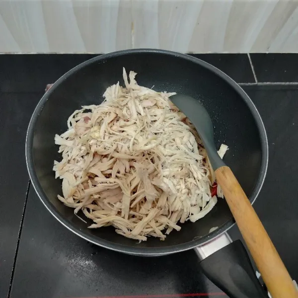Kemudian masukkan ayam suwir, kaldu bubuk, merica bubuk, gula palem dan garam, aduk rata.