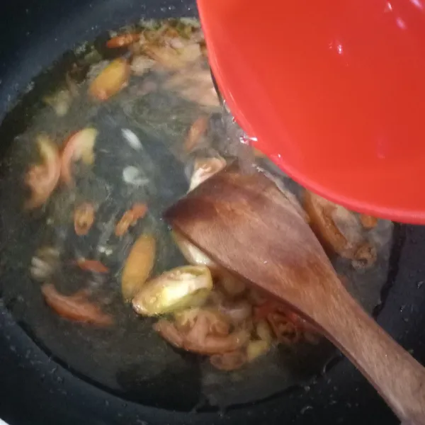 Tambahkan air,