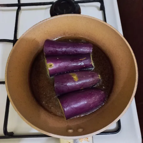 Belah terong menjadi 4 bagian, goreng dengan minyak secukupnya.