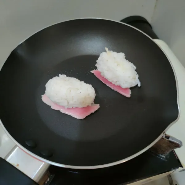 Jika ingin daging ikan tuna yang matang, panggang di pan yang diolesi sedikit minyak atau di torch.