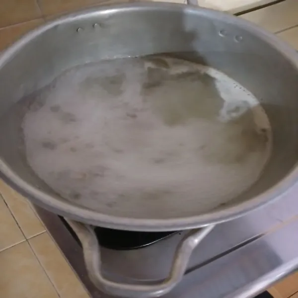 Cuci bersih ayam. Beri air sampai ayam terendam, kemudian kita rebus.