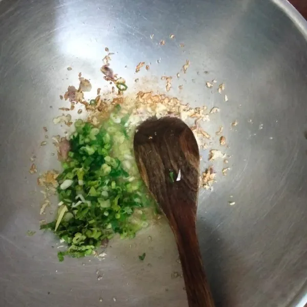 Tumis bawang merah dan bawang putih yang sudah di haluskan, kemudian masukkan daun bawang aduk rata dan masak hingga harum.
