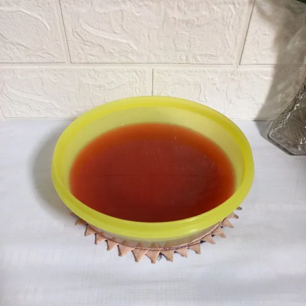Tuang ke dalam wadah, biarkan sampai mengeras. Kemudian serut jelly kulit buah naga.