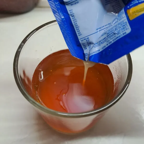 Beri krimer kental manis secukupnya.