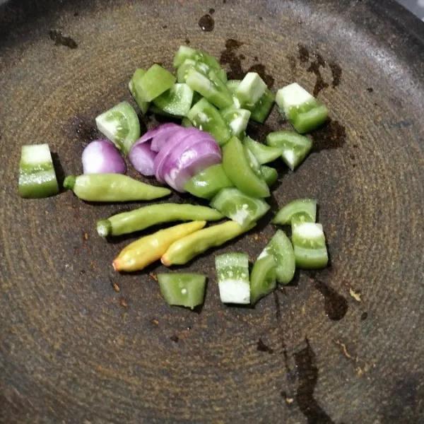 Siapkan bahan-bahan sambal.