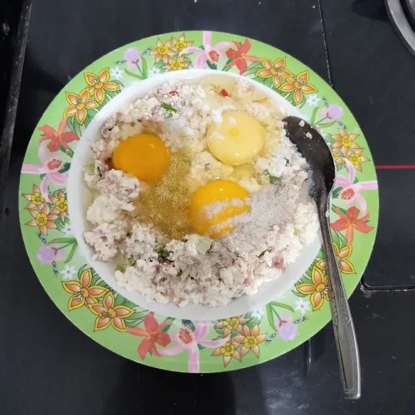 Kemudian masukkan telur, merica bubuk, kaldu bubuk dan garam. Aduk kembali hingga tercampur rata.