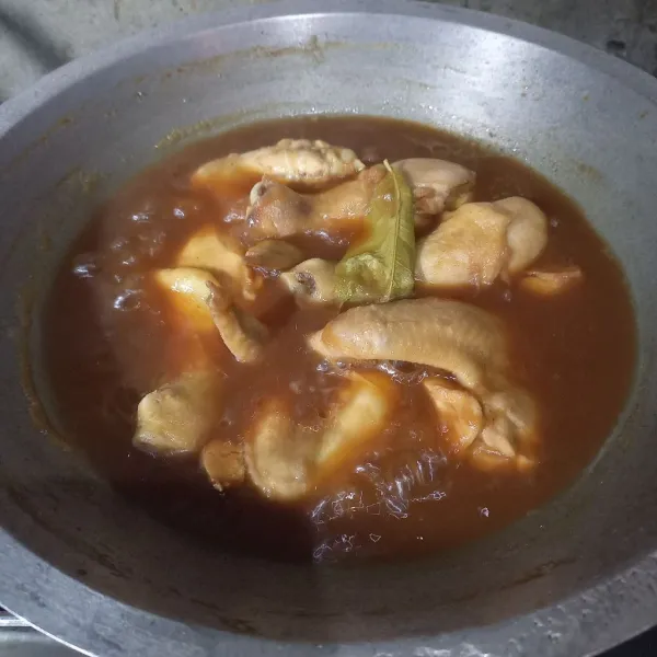 Masak dengan api sedang, sesekali aduk dan cek rasa.