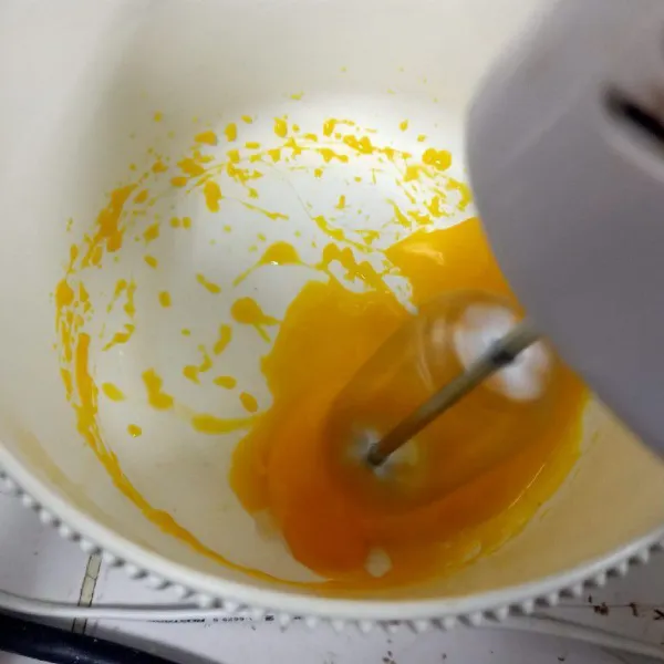 Kocok kuning telur hingga berbusa, tambahkan skm dan garam, aduk kembali hingga adonan pucat mengembang
