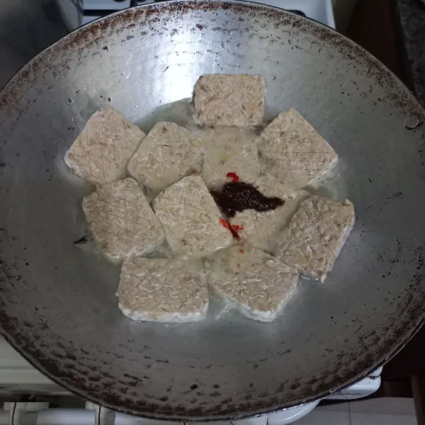 Masukkan tempe, garam dan bumbu rendang, masak hingga meresap.