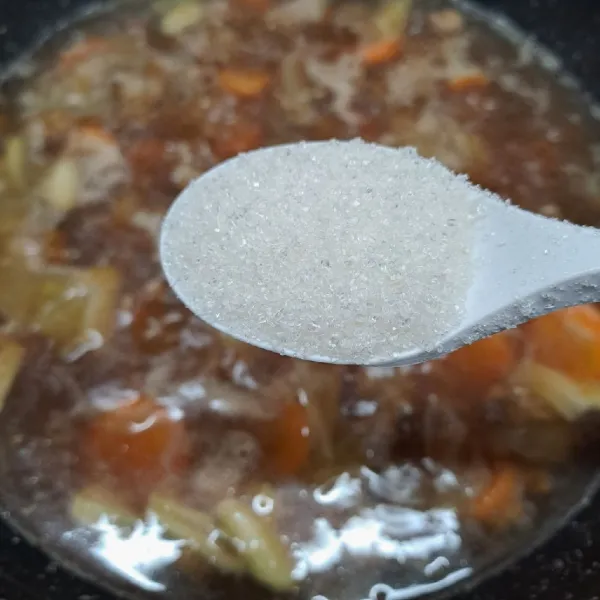 Bumbui merica bubuk, pala bubuk, kecap manis, kaldu jamur, gula pasir dan garam. Aduk rata sambil koreksi rasa sesuai selera.